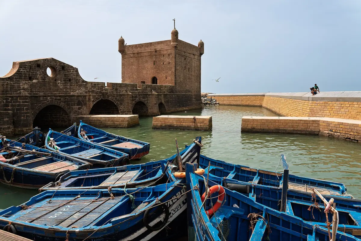 Blaue Fischerboote unter der Skala du Port