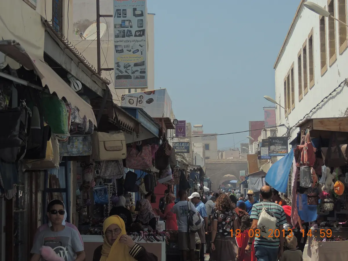 Läden und Passanten in einer Gasse der Medina