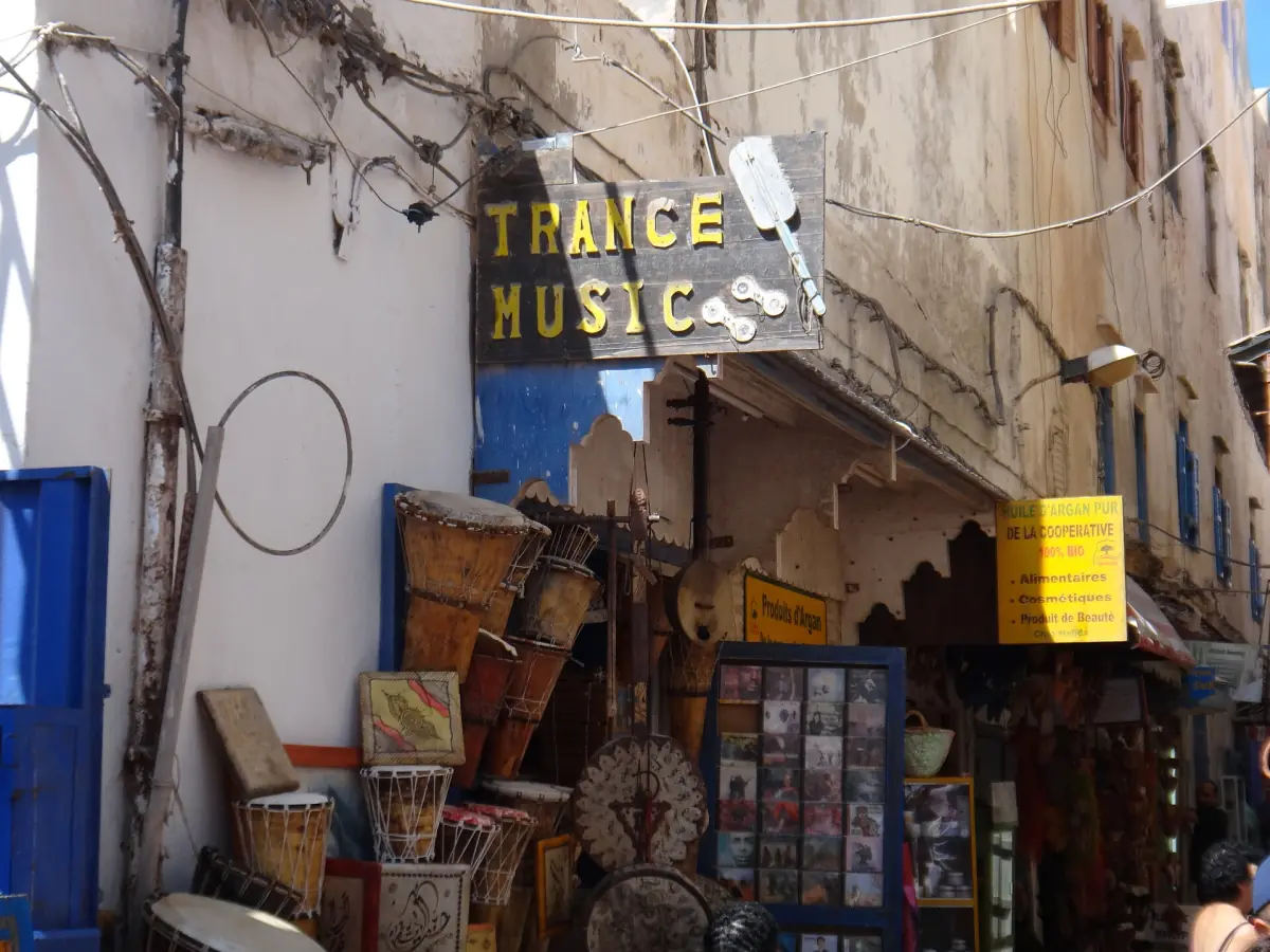 Ein Musikgeschäft mit Trommeln in der Mellah