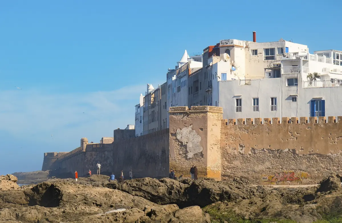 Weiße Häuser der Medina über den Seemauern von Essaouira